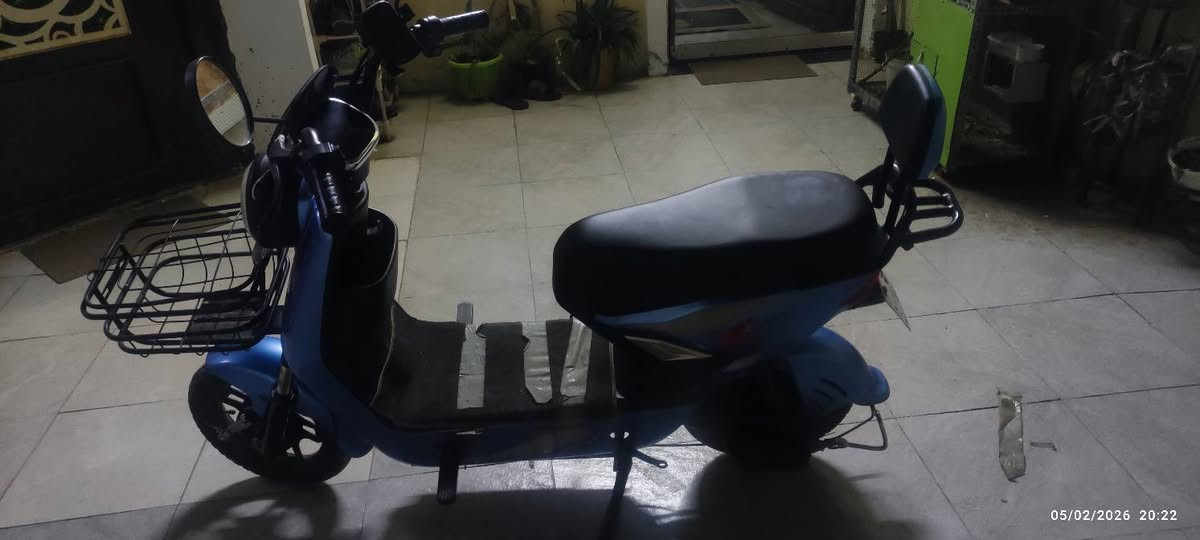 السلام عليكم
دراجة شحن حجم 14👍🛵
الدراجة جديده بطاريات جديده 👍
صارلي شهر من اشتريتها 👍
المواصفات 🔥
1-شاشة تظهر الشحن والسرعة🔥
2-جهاز انذار (سرقة) 🔥
3-ستاند موبايل 🔥
4- اشاير يمنه و يسره🔥
5-لايت زنون 🔥
6-السرعة 45🔥
7-هورن🔥
8-تشغيل عن بعد و مفتاح 🔥
9- فيدراليه🔥
10-ستاند محيطي و تعليك🔥
11-سله 🔥
12- بريكات 🔥
13- دبل خلفي غاز و الدبل الامامي دهن🔥
14- امرايه يمين و يسار 🔥
15- چنكالة لحمل الاغراض 🔥
الدراجة اشتريتها ب 400 الف 🔥
السعر 300 وبي مجال بسيط 🔥
العنوان 👍 بغداد حي الجهاد ❤️
الرقم *********** ❤️
على الخاص ما متوفر
