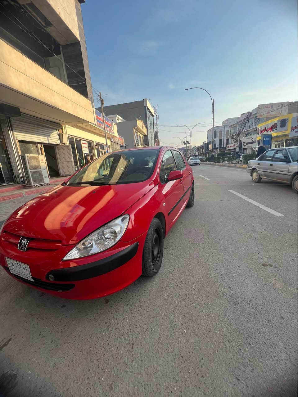 السلام عليكم ورحمه الله 
للبيع بيجو 307
موديل 2004 سياره جاهزه صبغ عام للجماليه كير ومحرك شرط منضومه تبريد كامله فقط نقص غاز 
تايرات تخم جديد مشروع وطني تحويل مباشر فول اوتماتيك السياره مابيهه نقص خير من الله 
السعر 49 وبيهه مجال 
للاستفسار ‭0771 650 4213‬ تكريت, صلاح الدين
