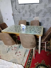ميز وكراسي • ٦ كراسي • نضيف