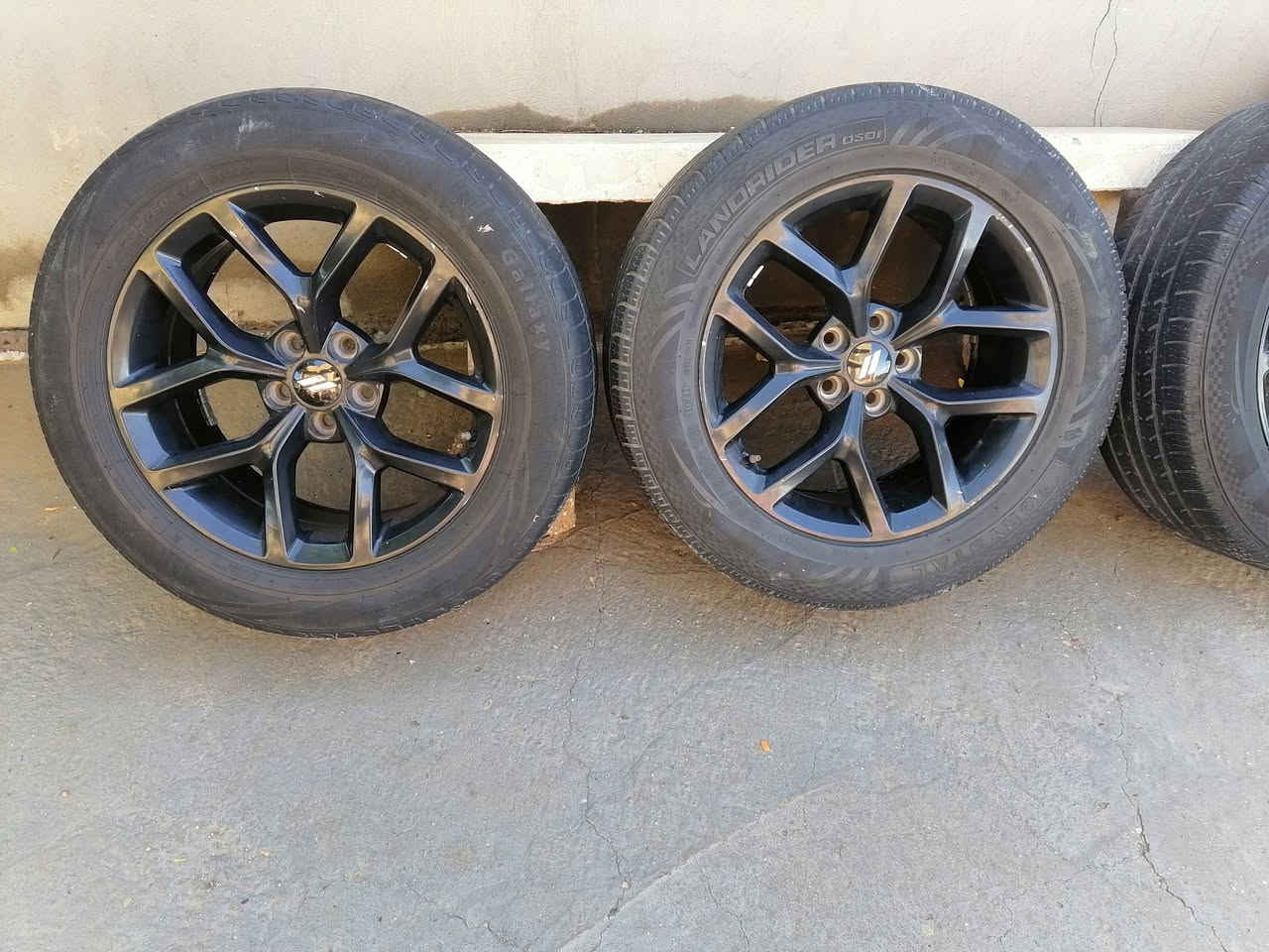 ويل للبيع ١٨ جديد كامل تاير زوج نص عمر او زوج نضيف السعر ٣ ورقات مكان بابل ***********
