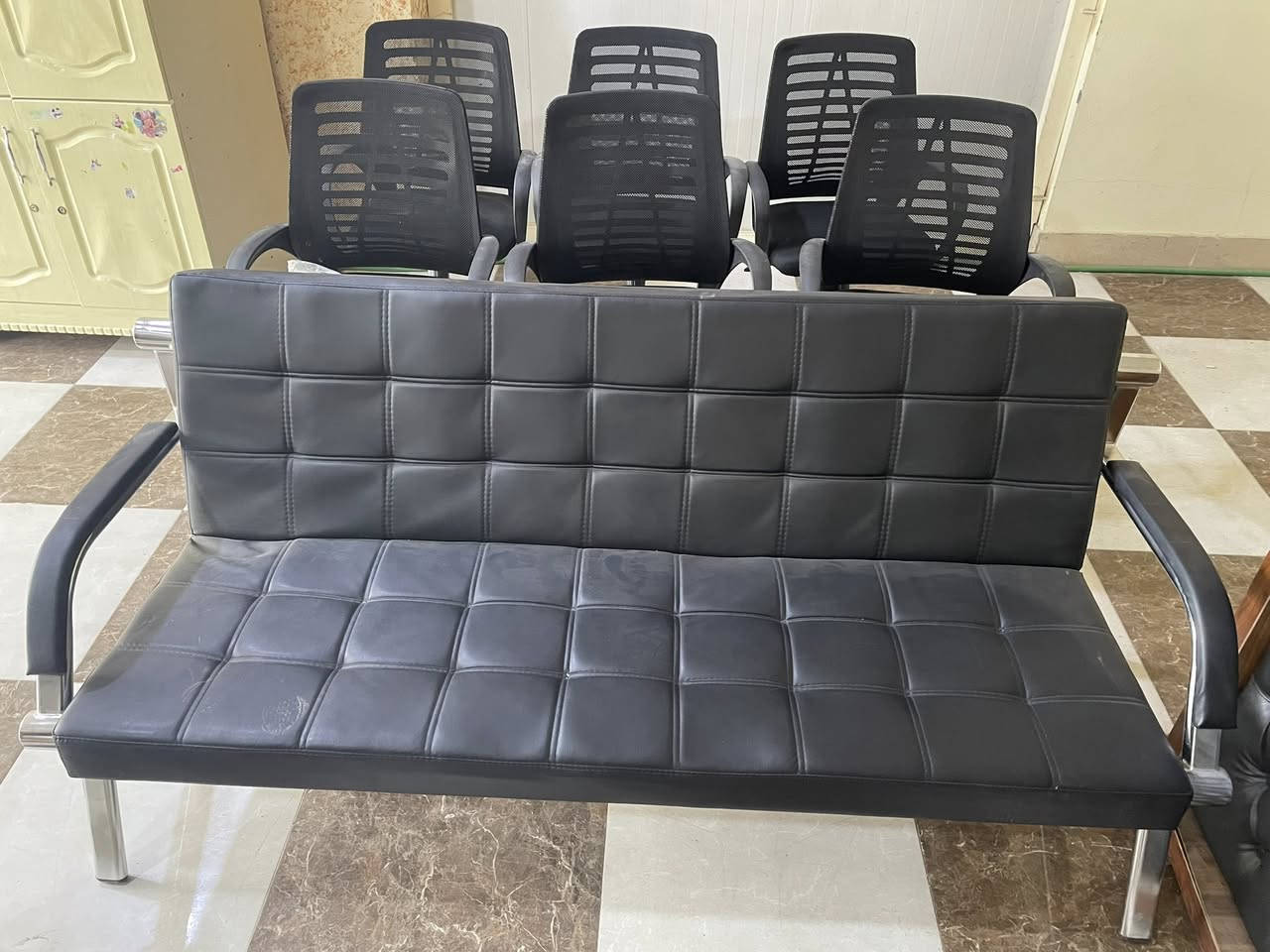 بةجيا نافروشري
ئوفيس كامل بو فروشتن

٦ كورسي دةوران لةكةل يةك حجم

١ كورسي گةورة

لةكةل تاكيكي ٣ نفريي 

ميزيكي بجوك ٣ مجةرو دةرگا

ميزيكي وةصةت ناوراست

لةكةل ميزيكي گةورة 

هةمويي لوكة بةكار نةهاته   بةجياا نافروشريي

ناونيشان كةلار مةزادة كونةكة پشت قوتابخانةي لةيلا قاسم 

***********
