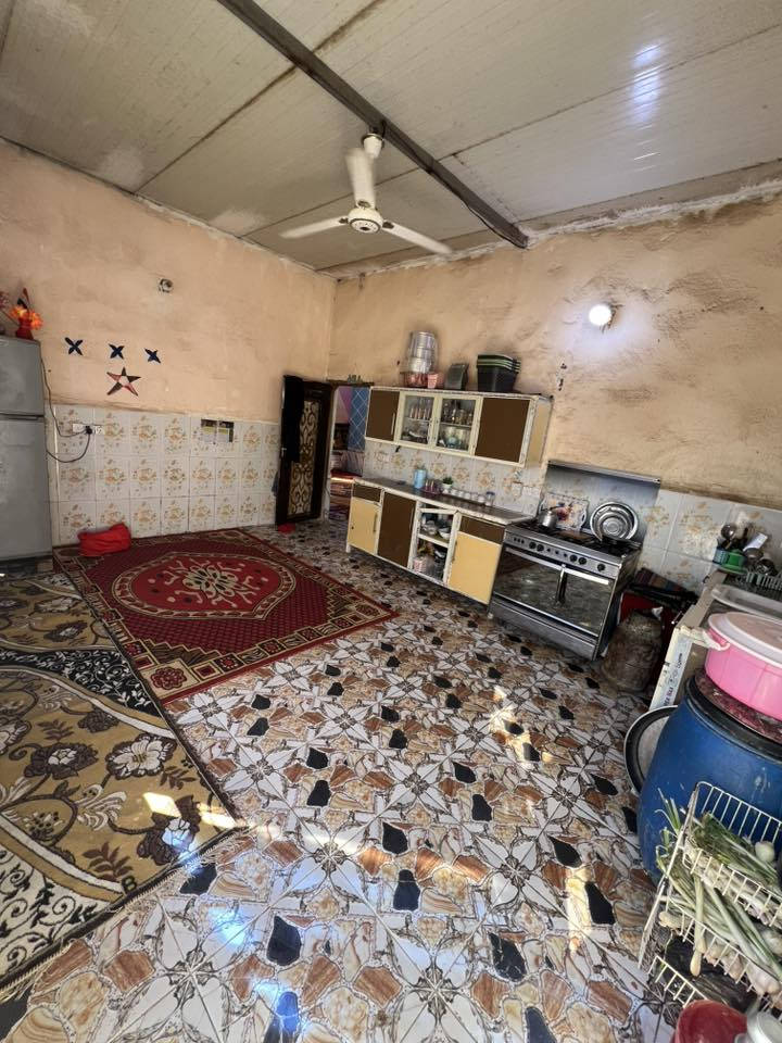 السلام عليكم   بيت للبيع مساحه ٥٠٠م مكان اليوسفيه  منطقه   شارع المدرسه قرب التارتان متكون من غرفتين السقف سندويج بناء بلول زراعي سند ٢٥ سعر   تفاصيل اكثر رقم راعيه ***********
