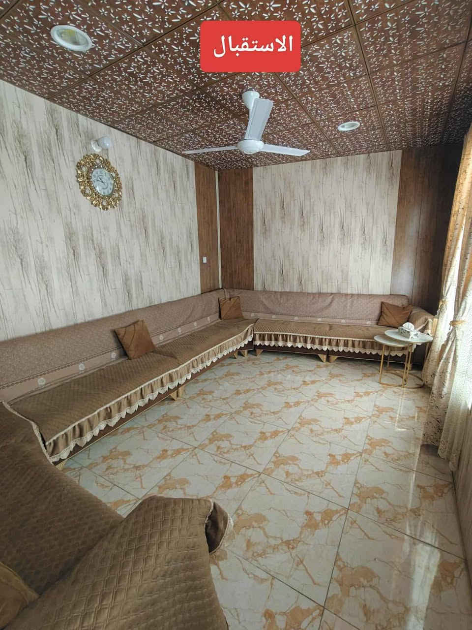 بيت للبيع - موقع مميز وبناء درجة أولى 🏡
الموقع: الولاية - منطقة الزوية - شارع المصرف الزراعي وقاعة الزهور للمناسبات (موقع مخدوم وقريب من كل الاحتياجات).

​📌 تفاصيل العقار:

​المساحة: 165 متر مربع.

​الملكية: طابو صرف (سند حر باسم المالك مباشرة).

​نوع البناء: بناء طابوق نظيف جداً وجاهز للسكن.

​عدد الطوابق: طابق واحد (ترتيب ونظافة عالية).

​🛋️ التصميم الداخلي والخارجي:

​الاستقبال: غرفة استقبال واسعة ومستقلة.

​الصالات والغرف: صالة كبيرة + غرفتين نوم.

​المطبخ: مطبخ كبير مجهز.

​المرافق الصحيات: حمام رئيسي + ملحق حمام + (عدد 2) صحيات منفصلة.

​الخدمات الإضافية: مخزن واسع + طارمة في بداية البيت.

​✨ ملاحظة: البيت نظيف جداً ولا يحتاج إلى أي مصاريف، وبنائه طابوق أصلي قوي جاهز للمعاينة الفورية.

​📞 للاستفسار ومعاينة البيت أو لمعرفة السعر:

يرجى المراسلة على الخاص أو الاتصال على الرقم: [***********]
