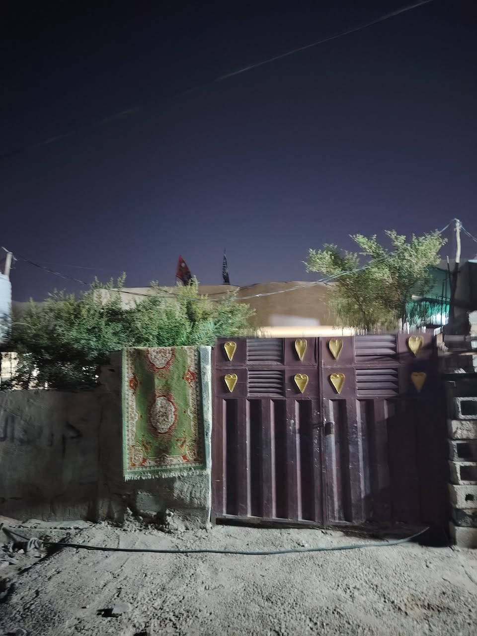 سلام عليكم بيت 350متر كامل بس الغرف يرادلهن تصليحات ول ديوان اليوم يكمل موجود واتساب ***********
 بيت الثاني  130. كامل بس الصحيات ترتيب كامل سيراميك وبياض كامل   الرقم ***********
العنوان الشعله الدوانم قريت السواعد قريب علا شارع 100
