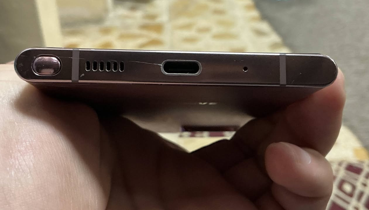 🔥 Samsung Galaxy Note 20 Ultra – Snapdragon (النسخة الأمريكية) 🔥
📱 الجهاز فخم ونظيف جدًا
الشاشة غاية بالنظافة – استخدام نظيف.
⚙️ المعالج: Snapdragon (أقوى وأفضل من الإكسينوس)
 أداء الألعاب:
يشغّل PUBG على 120 فريم مثل الورد 
سلس، ثابت، وماكو تهنيج
🔊 الصوت:
عالي، واضح، ستيريو قوي 🎧
📶 الاتصال:
– يقرا الخط عادي
– اتصال ممتاز على الواي فاي والبلوتوث
– مكالمات وإنترنت Wi-Fi شغالين بدون أي مشكلة
⚠️ ملاحظة للشفافية:
ظهر الجهاز مفطور
وموجود خلل بالشبكة الخلوية (علامة دائرة – لا يلقط إشارة اتصال عادي) بسبب خطاء من المصلح

جهاز قوي جدًا، أداء ممتاز، شاشة نظيفة، صوت فخم

سعره محسوب على حالته ٢٥٠الف
📞 ***********
