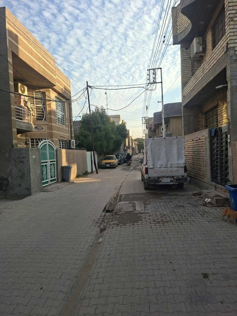 السلام عليكم للبيع مشتمل زراعي ارض البرزنجية 
مساحة ٩٧ م واجهة ٥,٧٥ م نزال ١٧م طابقين بناء حديث شارع عرضه ٨ متر مقرنص كامل الخدمات 
الطابق الارضي: طرمه مدخلين هول مطبخ و حولي غرفة نوم صحيات ترك 
الطابق الاول : ٣ غرف نوم+ صحيات 
الطابق الثاني : درج + سطحين 
(( يحتاج تكملة الواجهة تطبيق ارضية الطابق الاول + تغليف الدرج )) 
سعره ١٨٠ مليون بي مجال بسيط انذار كاتب عدل اصولي من المالك مباشرةً
الموقع: سبع ابكار خلف سوق السمجة والدخول من شاكر الوادي و مطعم البلام 
يمكنكم ارسال عقارات (قطع اراضي بيوت مشتملات ) لغرض غرضها في المكتب *********** واتساب
