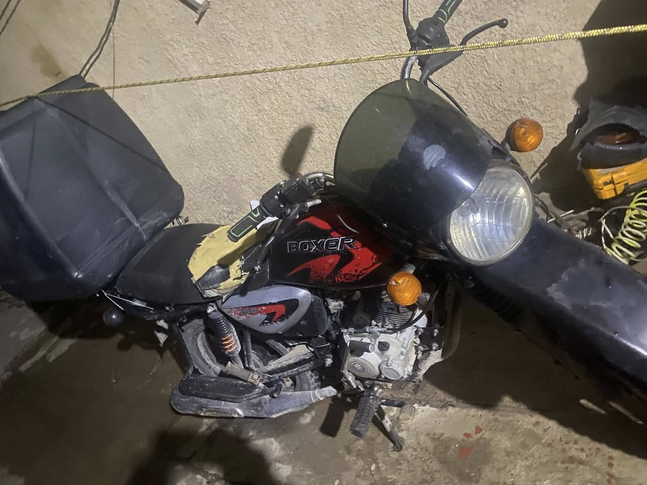 السلام عليكم بوكسر موديل 23 للبيع اوراق تالفه بالمطر وصاحب الدراجه الي مشتري من الشركه موجود والدراجه مكفوله سرقه وقانون ومن باب البيت تاخذ  الدراجه بيه ملاحضات بسيطه دوشمه كشن وصيتيه مال زنجيل بيه صندوك بلاستك كبير للاستفسار الاتصال *********** الدراجه سعره 900 بيه مجال حك الجيه
