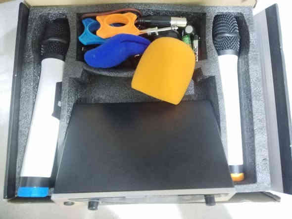 جهاز لاسلكي ميكروفون كاريوكي (KTV)
احترافي استخدام مرة واحدة فقط سعرة ١٥٠ 
للاستفسار 
*********** متوفر واتساب
