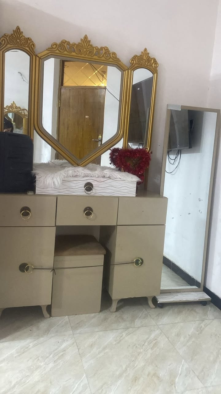 غرفه تركيه  للبيع  
ب٥٠٠ وبيها مجال  داخلها نضيف كولش
اضرارها بسيطه وتتصلح خشبها ثكيل وجبيره


**إذا كنت صاحب هذا الإعلان وتريد حذفه لأي سبب، رجاءا أرسل رسالة إلى الدعم الفني**