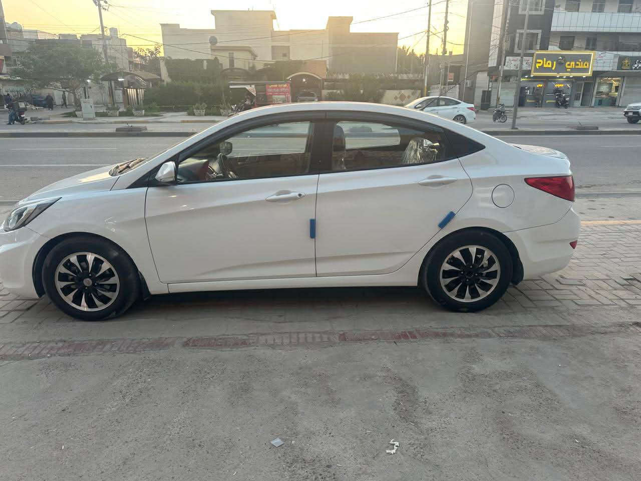 اكسنت موديل ١٥ خليجي فول لشركه العامه سياره بيها فقط جاملع خلفي صبغ ماشيه ١٣٠ حقيقي كير محرك شركه سياره احلا من الصور  رايدها ب ١٠٥ وبيها مجال ***********
