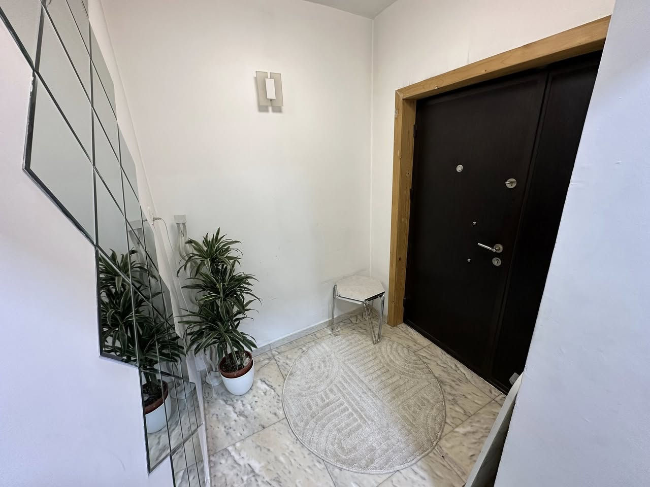 السلام عليكم / بيت للبيع مساحتة 120 متر مربع 6x20 
الطابق الارضي
 كراج كبير وحديقة وحمام خارجي مدخلين صالة ومطبخ 
الداخل مدخل صالة ومطبخ مفتوح وحولي درج وخدمات وترك 
الطابق الثاني
 غرفتين نوم ومخزن كبير في السطح 
ارضية الطابق الارضي مرمر الطابق الثاني بورسلين
السعر 290 مليون بيه مجال بسيط 
العنوان 
بغداد حي المواصلات الثانية 856 
مقابل كباب ابو علي
 البيت اجمل واحسن وأهدء 
فرع بالمنطقى 
التواصل اتصال ☎️ 
***********
