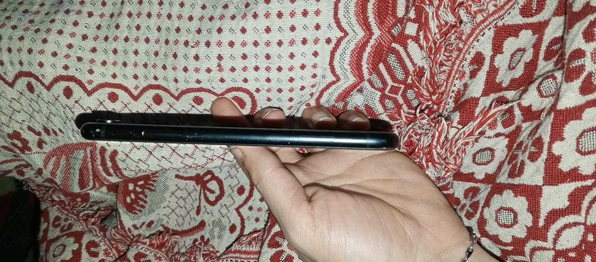 سلام عليج آيفون xr للبيع اخو جديد كلشي نضيف برغي ما مفتوح بي يوصلك جهاز الباب البيت اتفتحه وتفحصه إذا بي شي يرجع عليه كلشي بلادي ما داخل صيانه بطاريته 77 سعر 150 رجائاً المو شراي لا يدخل ولا يعلق لان مو حلوه من ارزلك كبال العالم رقم تواصل *********** وتساب فقط أو خاص💕
