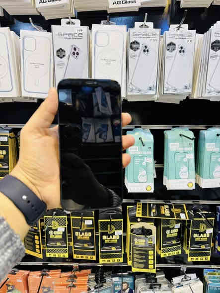 السلام عليكم للبيع 
iPhone 12 pro max 
ذاكره 256 
بطاريه 100‎%‎ مبدله اصليه فقط 
لون ازرك نموذج M الجهاز كله شغال مابيه خلل فقط الفيس ايدي واكف الباقي شغال كامرات اتصال انترنيت صوت كله شغال السعر قفل 310 قفل مكاني بغداد مدينه الصدر رقمي ***********
