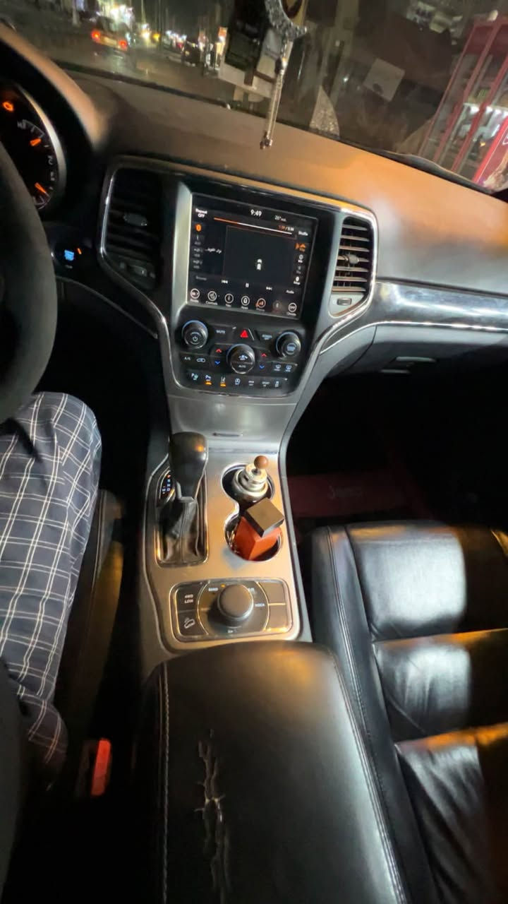 مراوس فقط ب اوباما..
جيب لاريدو 
موديل 18
فول مواصفات
فتحه / تشغيل عن بعد / حداديه/ تخم تاير/ 
كشنات كهربائية/ تبريد ثلج/ دوشمه جلد طبيعي /تحكمات / شاشه حساسات امامي خلفي / رقم بغداد تحويل عنده الطلب /
الضرر بنيد جاملغ بدون دواخل 
مكان السيارة ناصريه 
 وات ساب ***********
