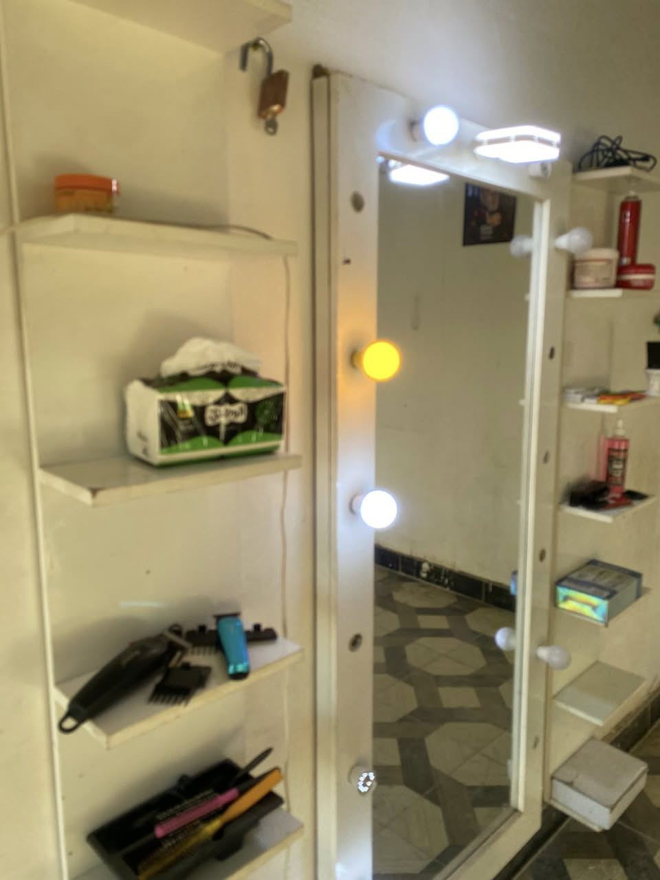 السلام عليكم اخوان كرسي +مرايه+رفرف ثنين +غراض حلاقه كامله+مكاين البصره زبير ***********
