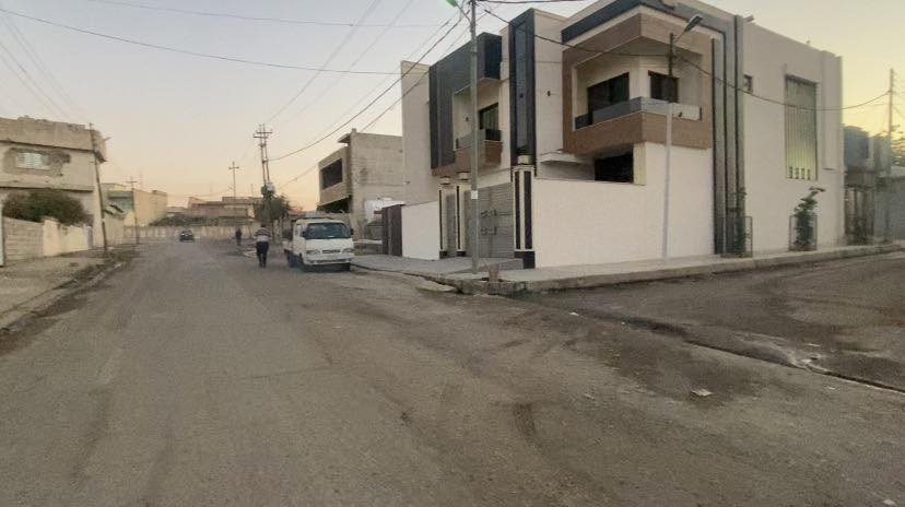 عروض مكتب ضفاف النيل
دار للبيع ركن 
المنطقه موصل الجديده فرع دوره عبو اليسي شارع العريض 
المساحه 180متر ركن
الموصفات طابقين 
الطابق الاول غرف نوم عدد 2+استقبال +هول +مطبخ حار بارد 
+صحيات خارجيه 
الطابق الثاني :غرف نوم عدد3+صحيات +هول مطبخ +بيتونه 
شارع بعرض 20متر 
سند طابو الأيمن 
تحويل مباشر بأسم شخص 
سنه البناء 2013
لأستفسار اكثر 📞
***********
***********
عنوان المكتب موصل الجديده قرب المجسر مجاور صيدليه ركن الجديده
