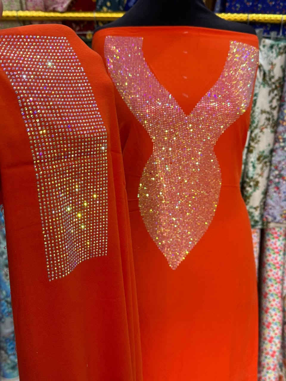 كشمير كابوي مطاط الاصلي 
نقشات الصدر وردن شذر الاصلي شرط الغساله 
القطعه مترين ونص يتفصل كلوش 
وراهم لجميع القياسات 
سعر القطعه 11.000


**إذا كنت صاحب هذا الإعلان وتريد حذفه لأي سبب، رجاءا أرسل رسالة إلى الدعم الفني**