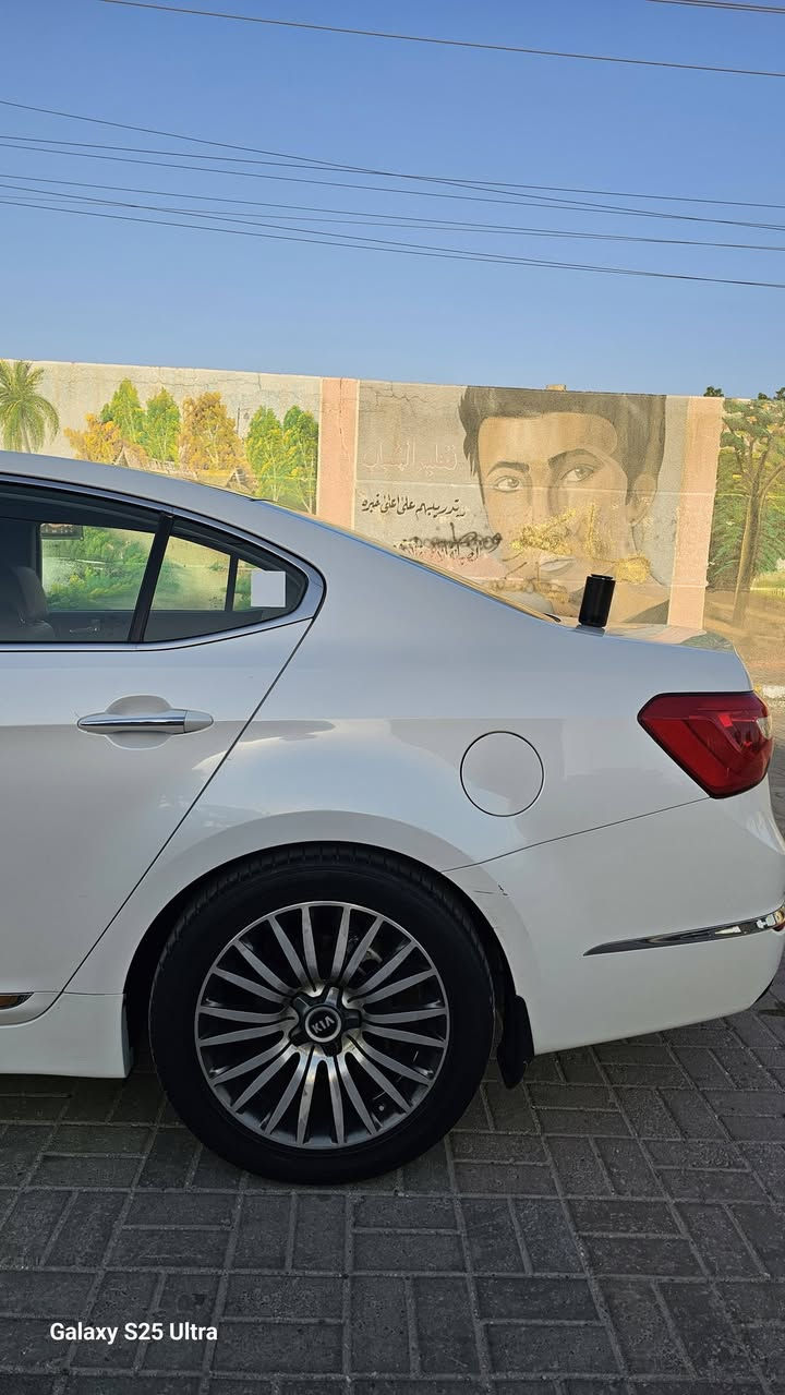 السلام عليكم 
كيا كادينزا 2014 محرك 6 سلندر vip ماشيه 119 الف كيلو متر قابل للزيادة للبيع
رقم بغداد باسمي مداور ثاني يوم
مكاني بغداد - المنصور 
مواصفات السيارة :

بانوراما
حساسات وكاميرا خلفية 
تبريد قطعتين مشتغل منظومة كاملة يم وكالة موبس (mobis)
كشنات تدفئة تبريد للسائق و جانب السائق
تحكمات خلفية
اشاير بالمري 
مري شفط
نقاط عمياء 
مانع انزلاق
بردة خلفية
عدسة متحركة ( dynamic light)
نظام ترحيب 
ستيرن كهرباء
خزن مقاعد 
شفتات ستيرن 
تخم تايرات جديد 
وهواي مواصفات 

 بيها ضربة بالجاملغ الايسر و الايمن و صاير فطر بالدعامية الامامية
دهن و ادامة كلة من شركة كيا و موجودة الوصولات كلها 
محرك مفتوح و مشتغله بالوكالة 

السيارة ما بيها اي عيب مال جناية 

و سونار موجود مسوي العام بشهر السادس

عارضها بسعر 145 و بيها مجال للشراي
للاتصال  او تواصل على الواتساب على الرقم 

 ***********
