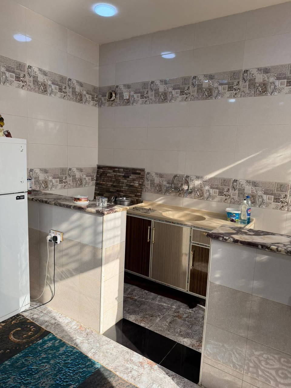 بسم الله الرحمن الرحيم
اللهم صل على محمد وآل محمد
بيت حي الخضراء مقابيل معارض السيارات في الكوت 
لمساحه ٢٥٠ 
استقبال ٨*٤
صاله داخليه ٥ في ٩
مطبخ ٥*٤،٥
غرف نوم جوه ٥*٤
الطابق الثاني غرفه ٤*٨
غرفه ٥*٤،٥
الصاله الطبق الثاني ٥*٧
سطح اول بوسلين والسطح الثاني اشتايكر
السعر ١٦٠ وبي مجال تفاصيل أكثر اتصل رقم الموبايل ***********
