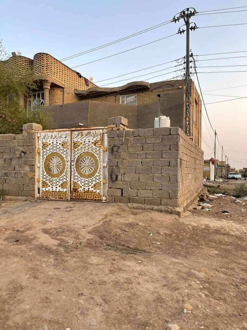 دار للبيع   طابو صرف ركن  المساحه  130م  طابقين الطابق الاول يحتوي على ديوانيه و غرفه وصاله ومطبخ وحمام داخلي وحمام خارجي وكراج الطابق الثاني يحتوي على غرفتين  وصاله وصحيات بناء 2020  بناء طابوق كله  كونكريت بتلو وسكف وقاط ثاني مكانه السيديه شارع 40
للاستفسار ***********
