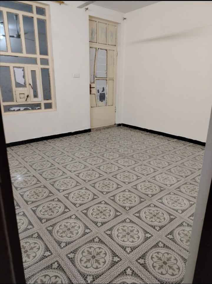بيت للايجار طابق الثاني في حي الضباط يمة المحكمة متكون من غرفة و مطبخ وصالة واستقبال وحمام والماء والكهرباء علئ ابو البيت الايجار ٤٠٠ بالشهر التواصل *********** وبي واتساب الفلوجة, الأنبار
