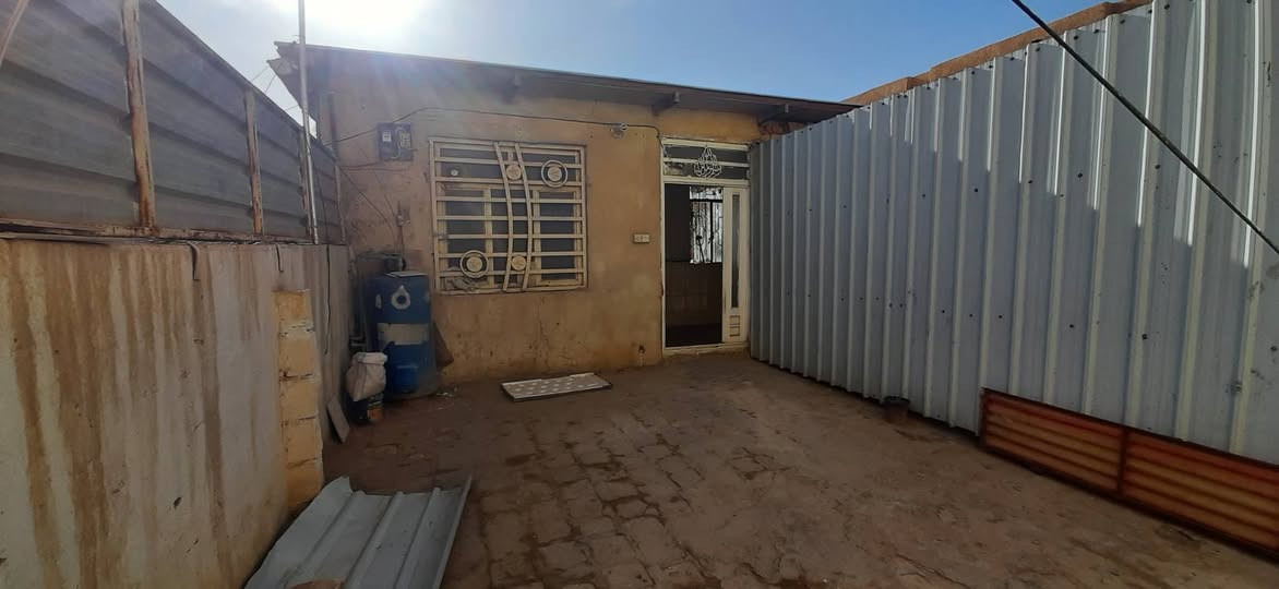 للايجار  
عائلة نفرين 

شهداء حي الموظفين خلف مجمعات الإنشائية وقريب من جامعة كربلاء حي الموظفين 

مجهز بخط مولد ذهبي . سخان . تانكي ماء 
للاستفسار 
***********
