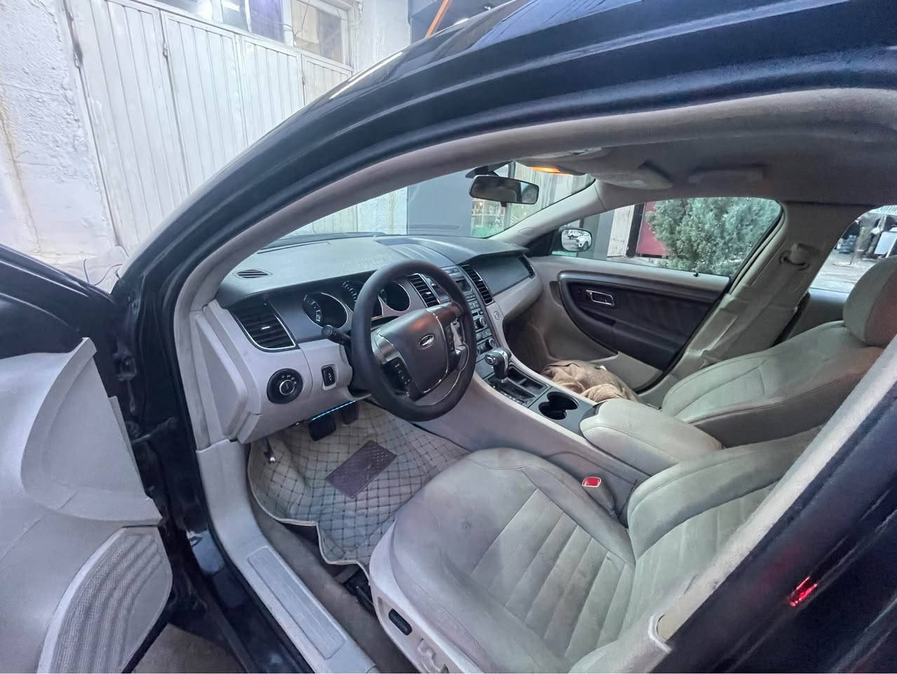 ford taurus 2011
فورد توره س   براوه يه  ٥٥$
كودى بو نه كراوه
ره شى قه ترانه  مه كينه شه ش بستونه
ده عمى نيه بوياخ سه قفو حزام به شه رت
ناوره رده كير اوتوماتيك
جوار جام كاره با اوتو اوينه اوتو دژه فول
ته بريدو گه رمى به شه رت
كيرومه كينه به شه رت *********** السليمانية, العراق
