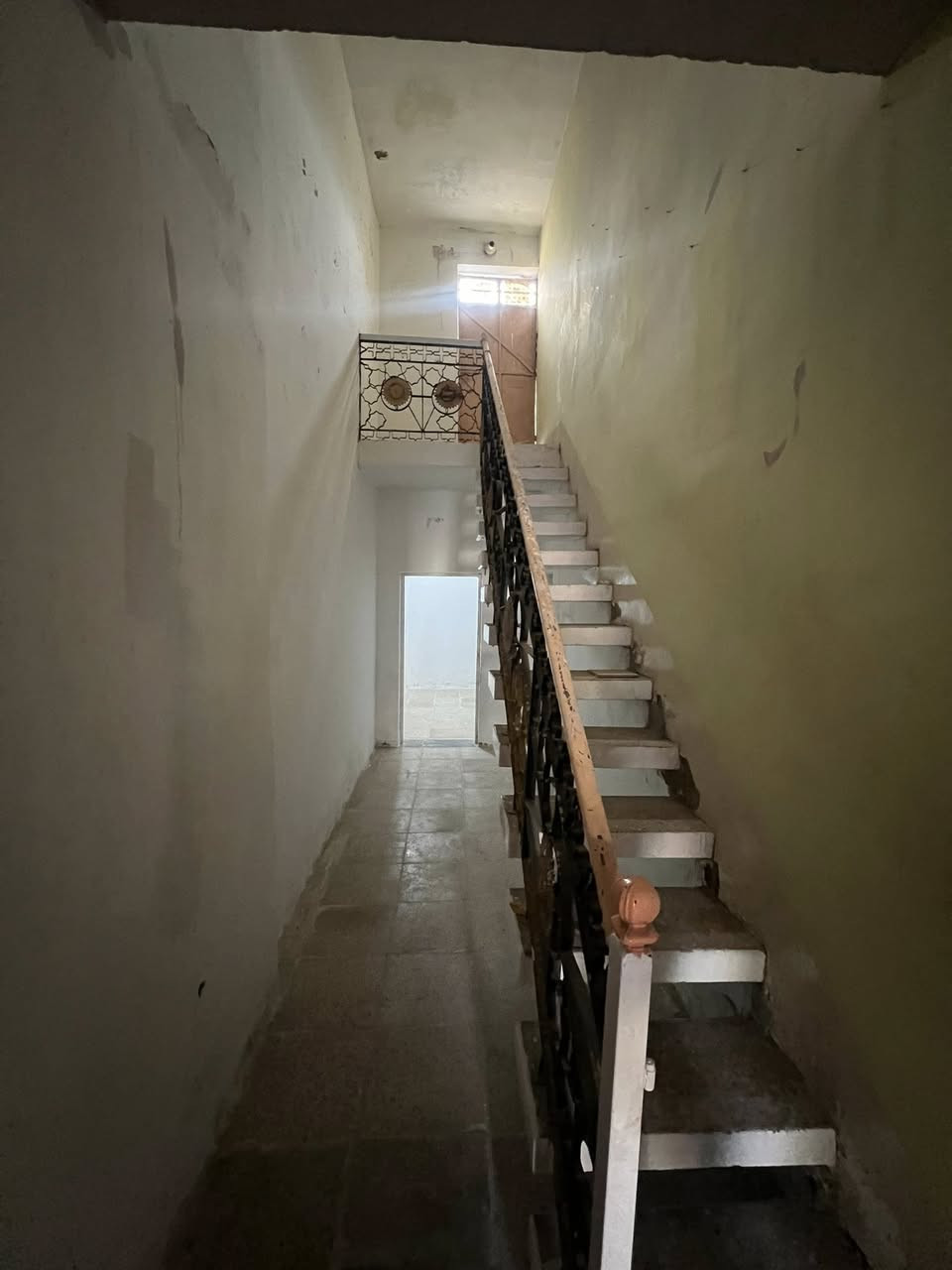 بيت مساحه ١٠٠ متر صاير بضهر شارع  مستشفى التركي مباشر قريب على شارع مال خدمات طابق واحد نضيف على عن شارع تفاصيل بل فديو وصور السعر ٦٠ وبي مجال اتصال مكتب الصافي للعقار مقابيل مصور نرجس ☎️ ***********
