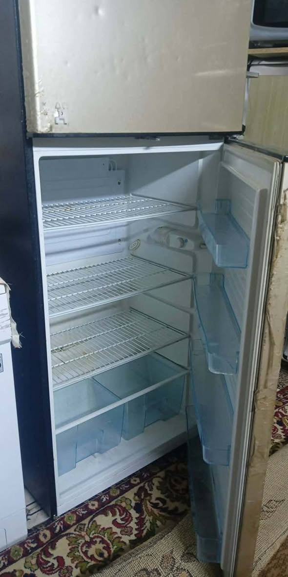 سلام عليكم بيع مستعجل كاونتر كلش نضيف سعره 150الف ثلاجه 90الف طباخ 60الف
