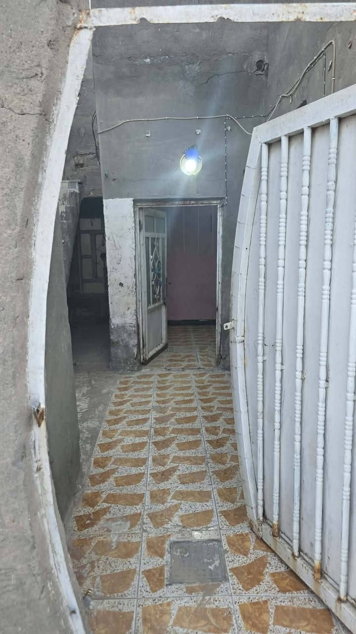 السلام عليكم 
بيع مستعجل  بيت زراعي عند ال معالي خلف سجة القطار بكاع ال مجيبل 
مساحة ١٠٠ م يحتوي على براني وحمام خارجي ومدخل هول وغرفة نوم ومطبخ وتهويه وحمام داخلي 
(وغرفة مخزن فوك السطح بس لبخ لا كهرباء ولا انارة) علمآ البيت جاهز للسكن 
وبسعر جدآ مناسب  ١٦ وبي مجال للشراي للاتصال ***********
