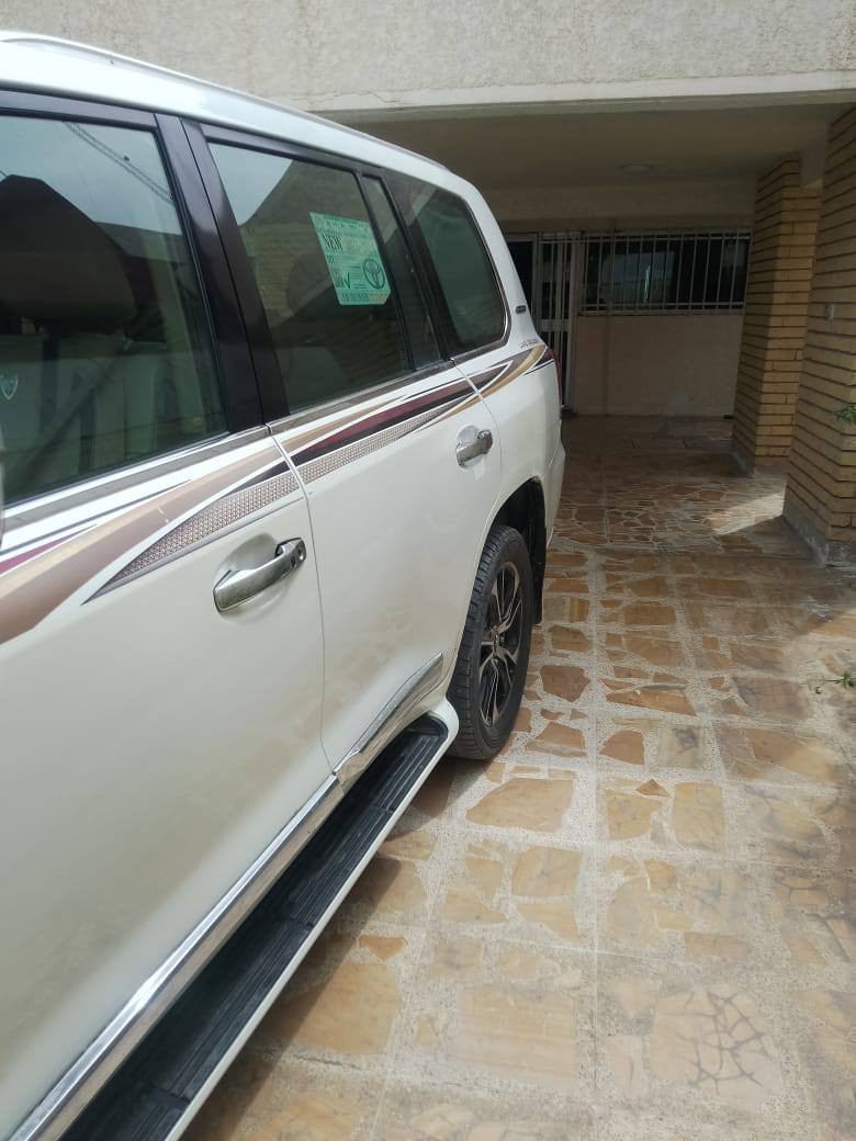 السلام عليكم لاندكروزر للبيع 2009 محدثة 2021 باسمي تحويل ثاني يوم رقم إنكليزي شمالي  والسنوية لحد 2030  وترهم بيع او مراوس بسيارة برادو غير متواجد على فيس فقط إتصال *********** مكاني بغداد م الصدر
