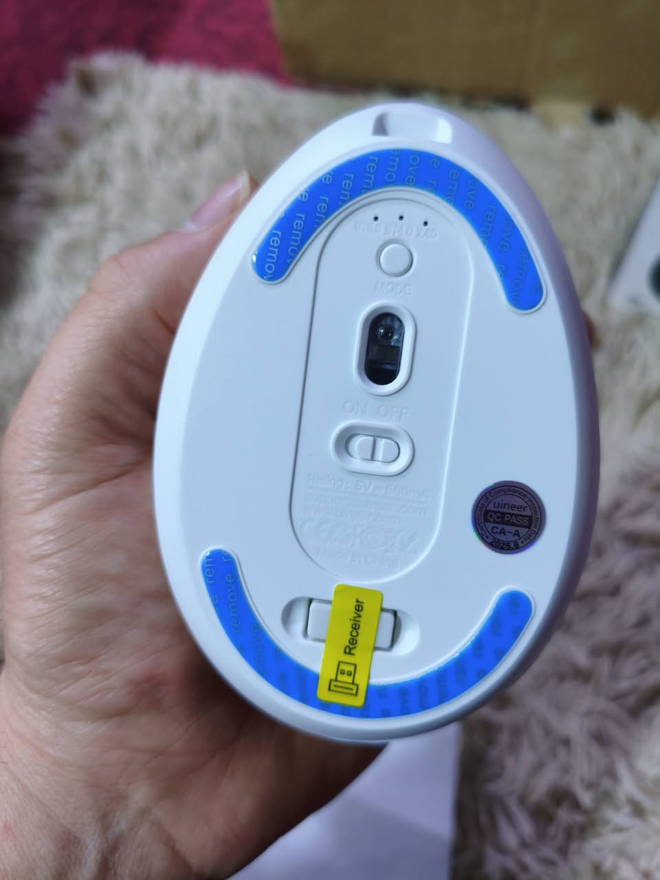 ماوس ماركة Uineer مصمم لتحسين الراحة وتقليل إجهاد المعصم.
الاتصال: يدعم الاتصال اللاسلكي عبر بلوتوث (Bluetooth 5.0/4.0) بالإضافة إلى مستقبل USB-A بتردد 2.4 جيجاهرتز. 
الشحن والبطارية: قابل لإعادة الشحن باستخدام كابل USB-C ويتميز بوجود مؤشر لمستوى البطارية لمعرفة حالة الطاقة. 
المميزات التقنية: يحتوي على مستويات DPI قابلة للتعديل (800، 1200، 1600، 2400) لتحديد سرعة الحركة المطلوبة. 
التصميم: يتميز بتصميم عمودي يتيح وضعية يد طبيعية ومريحة أثناء الاستخدام الطويل. 
جديد و شرط الفحص 
متوفر توصيل لكافة المحافظات


**إذا كنت صاحب هذا الإعلان وتريد حذفه لأي سبب، رجاءا أرسل رسالة إلى الدعم الفني**