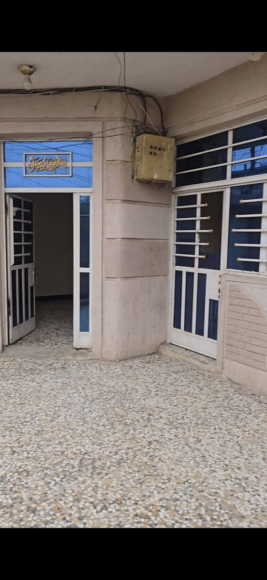 دارللبيع مساحة 200 متر طابقين ، يقع في منطقة التأميم حي الكعبي ، بفلكة سلمان باك طريق بسماية عقد زراعي 117 ، يحتوي على  5 غرف نوم كبيرة واستقبال 8.5 × 4 ومطبخ كبير وترك عدد2 وسطحين الارضية كاشي وكراج سيارة وكهرباء وماء والبيت فارغ وجاهز للسكن
لباقي التفاصيل والسعر التواصل على الارقام التالية *********** *********** وتساب
 ابو عباس للعقار
