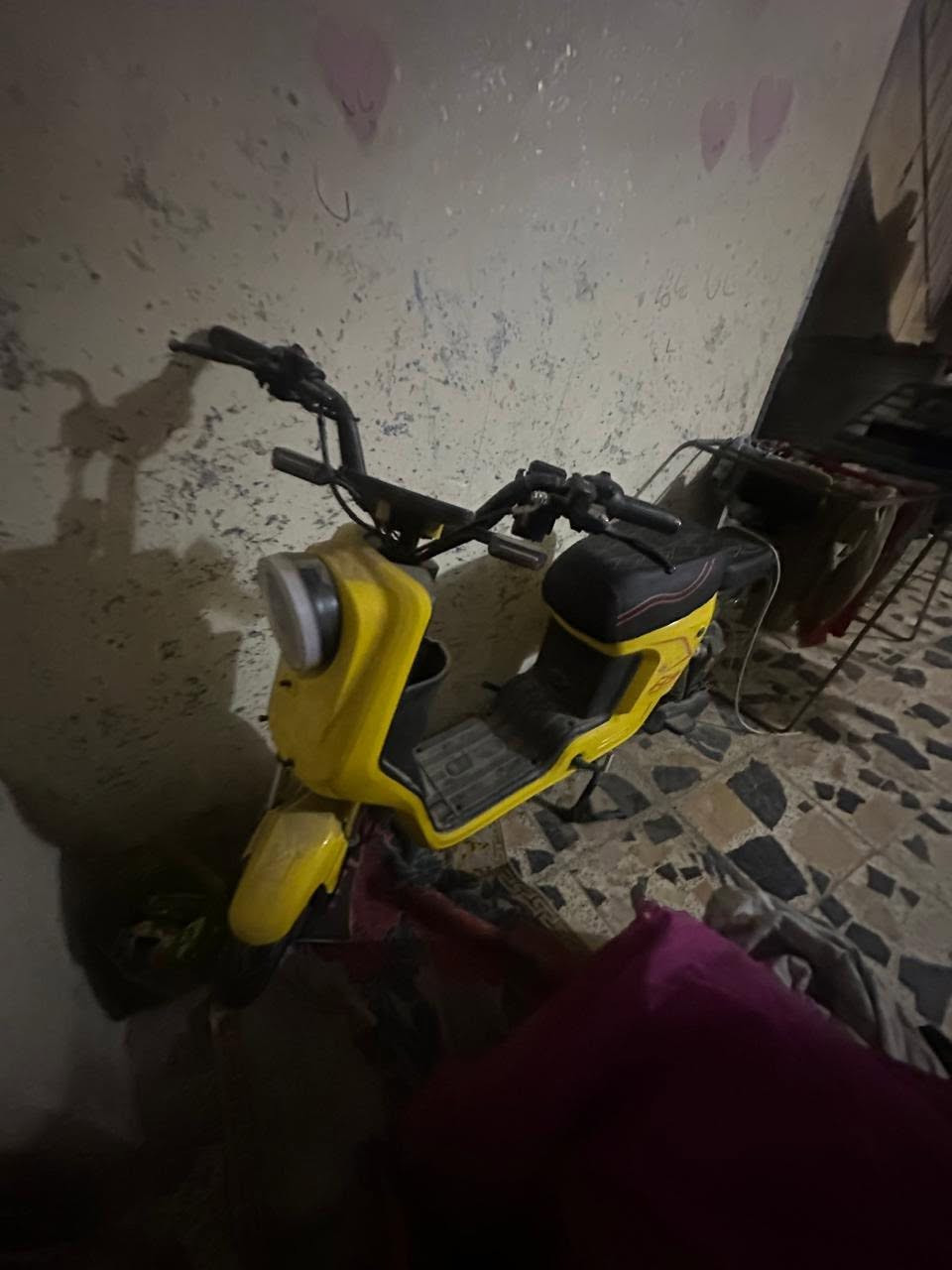 سلام عليكم دراجه R9 جديده بعدها كلشي بيها شغال عوزها بس بطاريات نقص بطارياتها احتركن عندي وعفتها متروكه دراجه حلوه ونضيفه سماعه بلوتوث ونشرات وعداد كلشي شغال بيها حته دبلات بيها وبايدرات اشاير يمنه ويسره ورباعيه ولايت عالي وناصي و3نمر سرعته الحقيقه 75 او اكثر ماعرف بالشاشه تقره 99  عايفها متروكه كاتلها التراب  عارضها ب350 مكاني بغداد زعفرانيه .
***********
