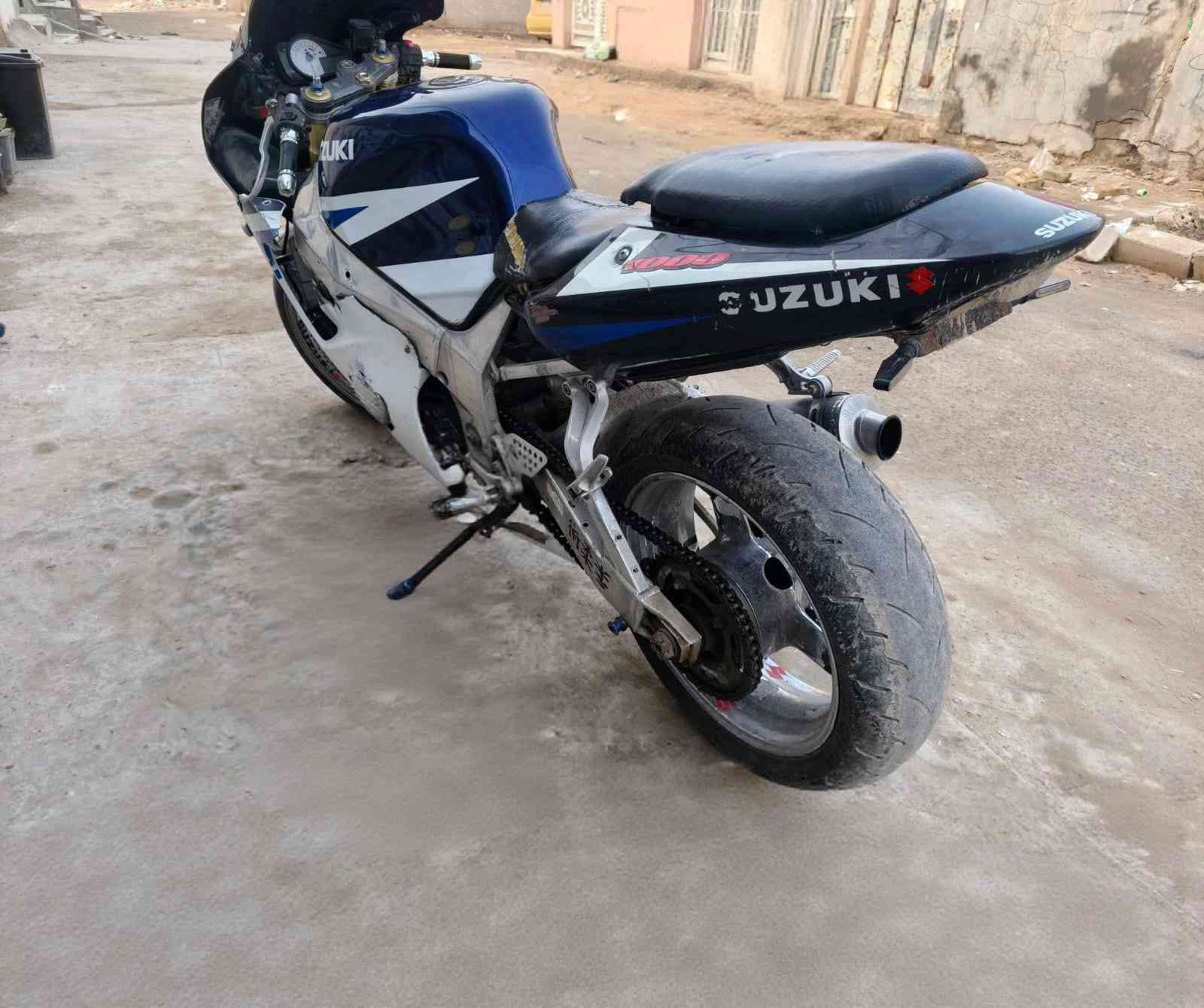 سلام عليكم رمضان كريم عليكم اخوانه  العزاز  جكسر750  مكينه شغل درجه اوله   نوزل دراجه حلوه ونشطه تبطنش اول ثاني  ثالث  دراجه قويه كلش كهربايت كامله بيه ملاحضه بل كفر. 
وترتبيت بشكل  دبلات رياضي صالنصه  ذيل كربون   
وياله نيكل   اوراق كامله سعره 1900وبيه مجال شي بصيط حك جيه بس مكاني النجف شارع المطار ***********
