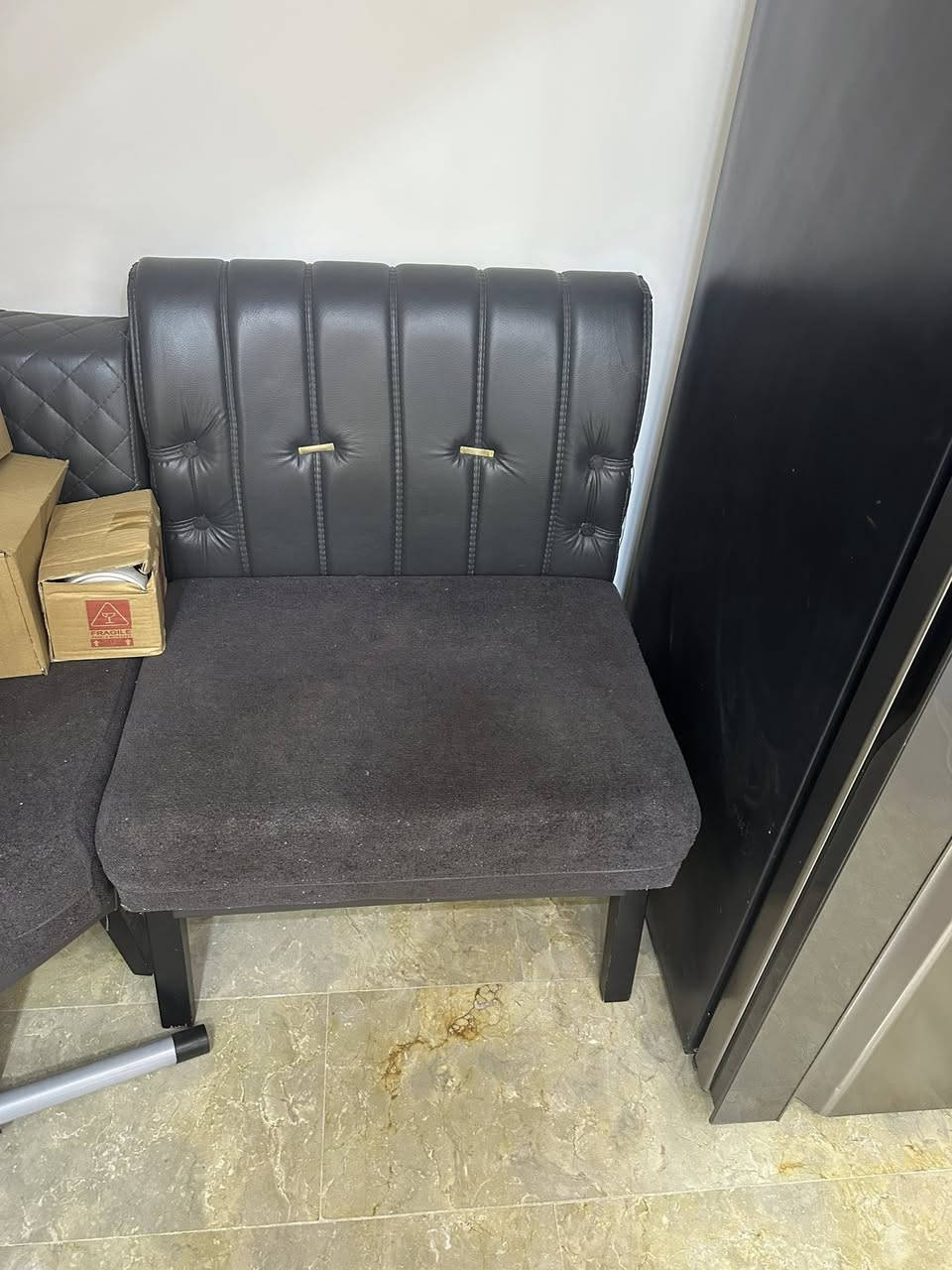 جلسة مطبخ للبيع ثنين كراسي ومقعد نفر ومقعد ٣نفرات وزاوية مكاني الدورة السعر ٢٥٠ وبي مجال بسيط يحتوي على مخزن كما موضح


**إذا كنت صاحب هذا الإعلان وتريد حذفه لأي سبب، رجاءا أرسل رسالة إلى الدعم الفني**