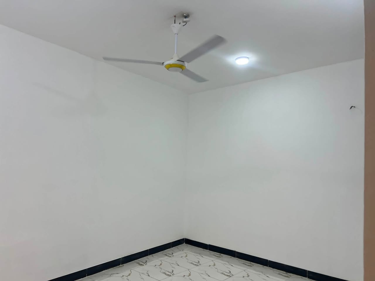 ايجار ايجار المساحه ١٠٠ متر
البيت ما مسكون كامل مولده وخلاطات كيزرات ثنين وخزان 
العنوان نجف شارع للمطحنه مكانه كلش حلو 
السعر ٢٥٠ اي ستفسار مراسله الصفحه او واتساب ***********
