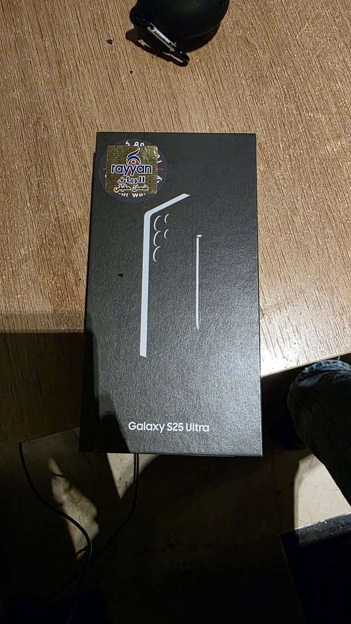 Samsung S25 Ultra  غير مفتوح جديد 
ذاكرة 256 
لون تيتانيوم كري 
السعر 1,400
مكاني بغداد رقم الهاتف *********** ( الجهاز ما مفتوح  )
