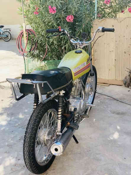 السلام عليكم شباب 
دراجه للبيع تعمير 25 مكينه 22 لا تبخير ولا تنقيص كلك كلك كهربائيات كله شغاله لايت هورن باتري جوزه توني شادهن السعر 375 وبيه مجال قليل المو شراي لا يراسل
المكان الفهود تقاطع سيد يوشع للاتصال ***********.
