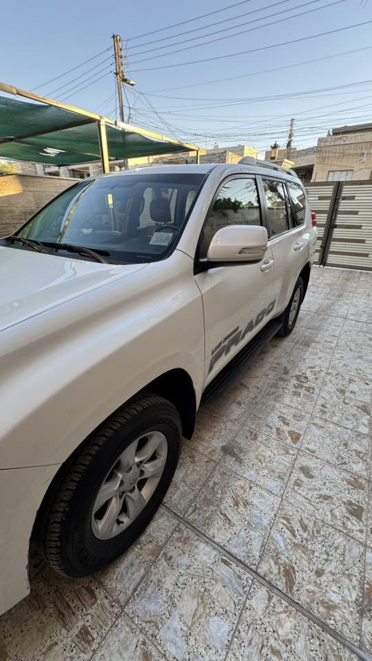 سلام عليكم
تويوتا برادو  TXL مديل 2013 كويتي 
السياره فول موصفات بصمه فتحه 
ماشيه 150الف سياره 
رقم بغداد  بسميي 
محرك 6  سلندر
‏4X4 فور ويل 
ثلاجه 
بيها شخوط موضحه بل الصوره  ما سويتهن مبقيها على وضع الشركه  
سبعة راكب 
سبير تعليك 
شاشه +كامره  
مري شفط + اشاره 
تحكم ستيرن جهتين 
كير محرك عل فحص بدون فتح بلاد
بيه باود على كد شبر بل الباب الخلفي لوره بصف السايق
باقي التفاصيل وتساب او اتصال   
 ***********
مكان السياره بغداد الشعب
السعر   265 $
وبيها مجال كلش بسط للشراي 
سياره مفوله كفاله عامه من الصبغ ولتبديل
