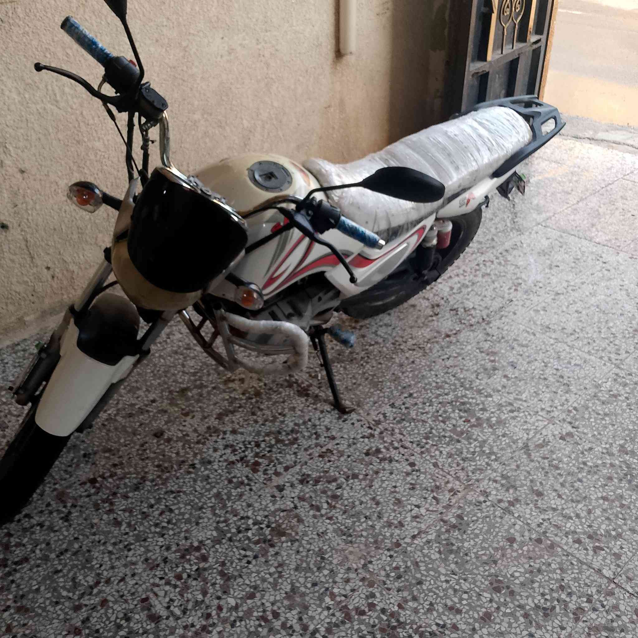 السلام عليكم
رمضانكم كريم و مبارك
دراجة ،MZ عالي للبيع 
السعر 500 وبيها مجال حك الجيه 
غير متواجد عالفيس فقط على الاتصال على هذا الرقم 
***********
