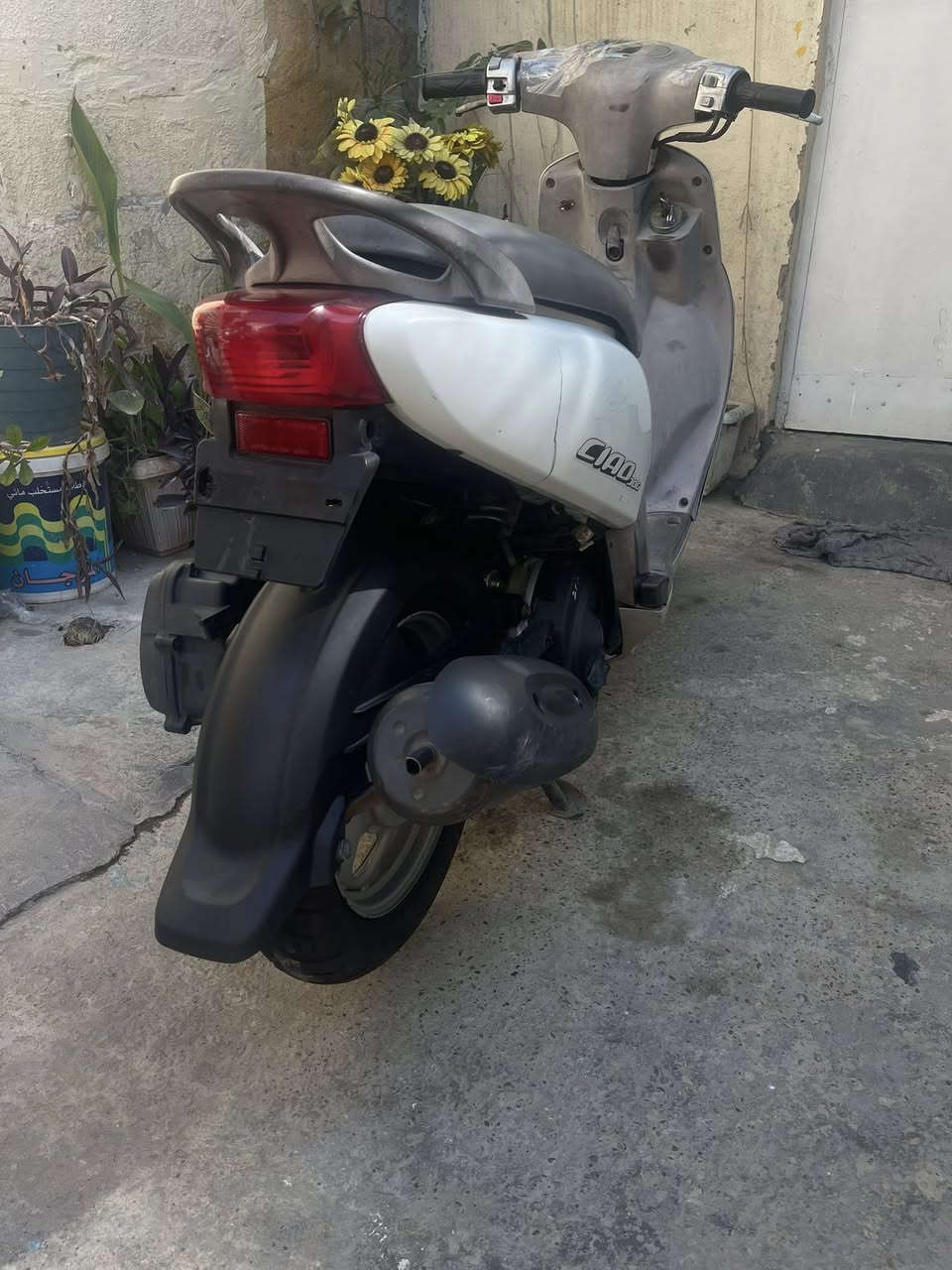 السلام عليكم دراجه فله للبيع مكينه برغي ما مفتوح بيها دراجه نكره وحده لا تاخير ولا نضوح ولا تبخير دراجه معدلها يخبل بيها نقوصات بسيطه جامه مال دشبول  وكلج امامي تعبان وقمجي كيلو متر فقط 
السعر ٨٠٠ وبيها مجال حك لجيه 
العنوان بغداد حي اور
***********
