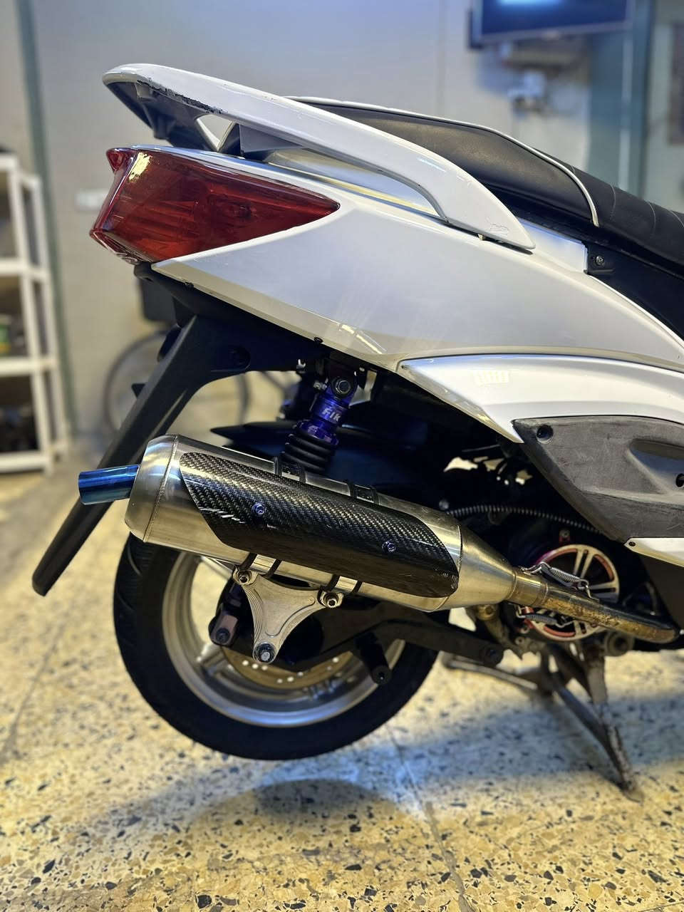 للبيع فحل كابريتر بيها مكينه مال شمعه كورها HER2 ما معروفه شكد شغل خارج مكينه قويه وناعمه نكره بكل وقت بيها كلجات وياله ونواعم دبلات اماميه خلفيه فج فلنجه سعرها 1400 مليون واربعميه مكاني البياع للاتصال ***********
