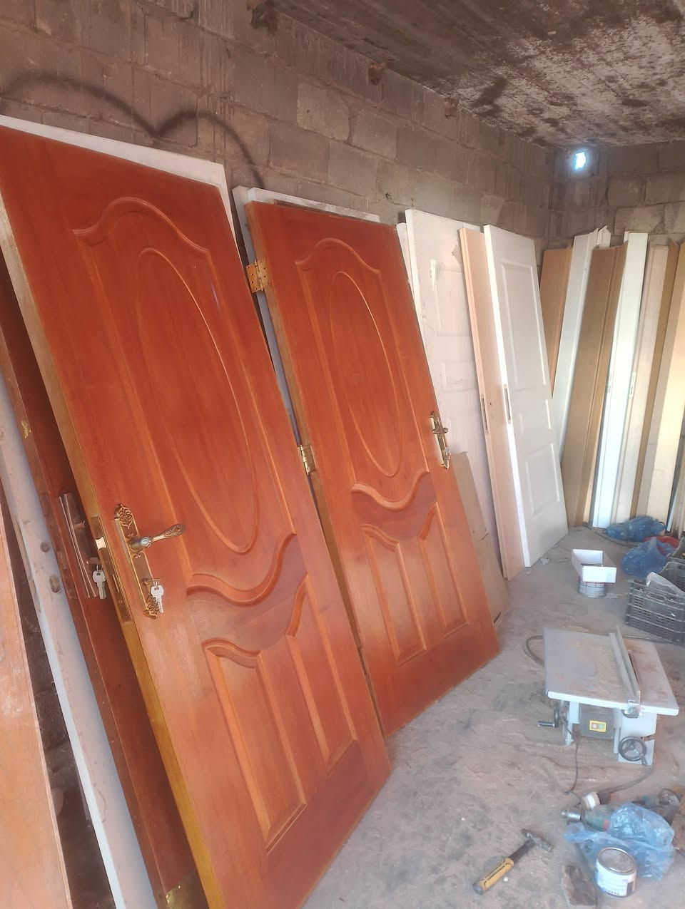 عندي أبواب خشب مستعمل صاج عراقي للبيع أرتفاع مترين عرض 89العنوان أبوغريب خان ضاري  رقم الهاتف ***********،***********
