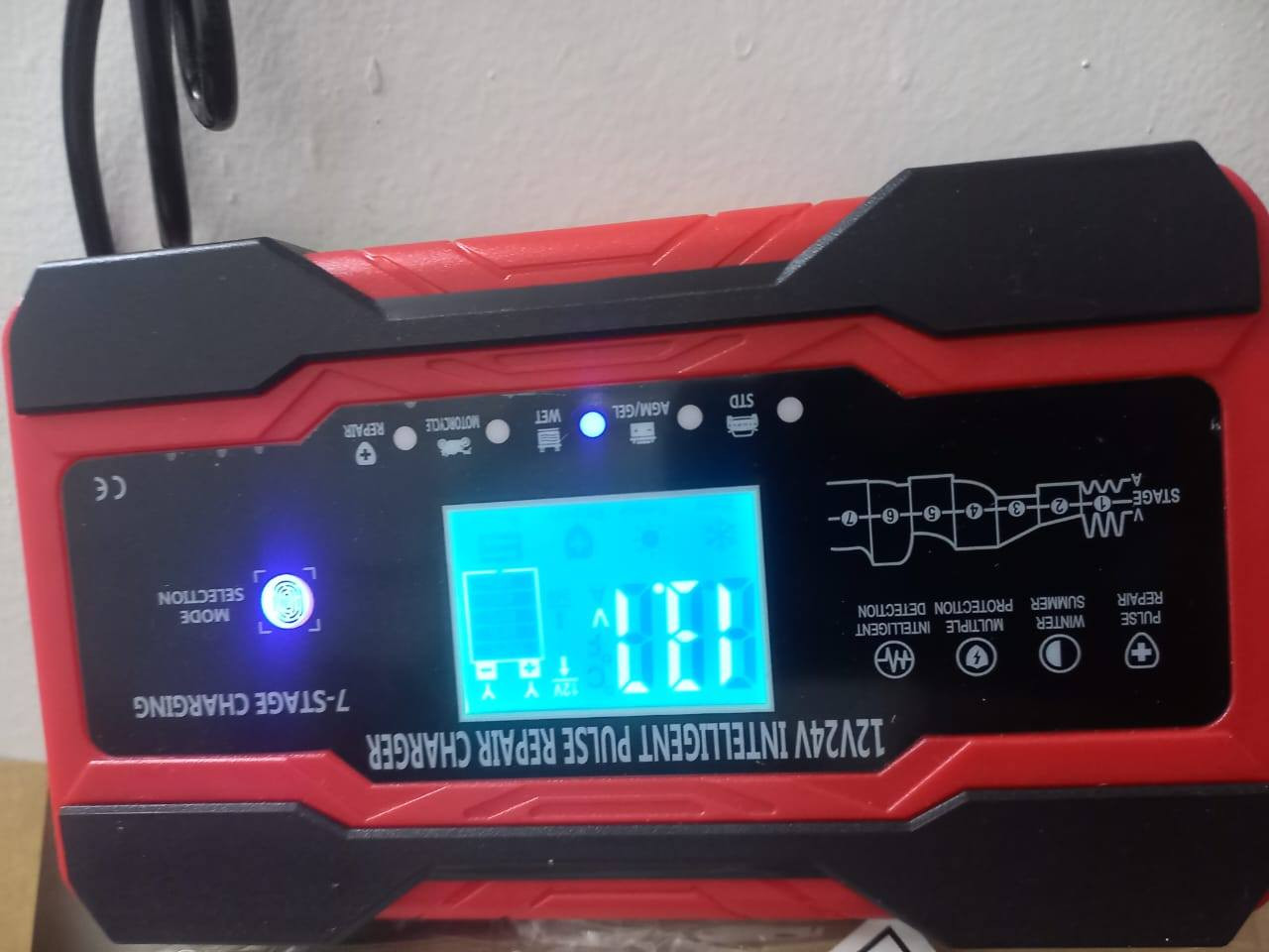 شاحن بطاريات ذكي متعدد الاستخدامات، يتميز بقدرته على إصلاح البطاريات الضعيفة باستخدام تقنية النبض. 
• الجهد الكهربي: يدعم بطاريات 12 فولت (بقدرة 10 أمبير) و 24 فولت (بقدرة 5 أمبير).
• الأنواع المدعومة: يناسب معظم بطاريات الرصاص الحمضية، بما في ذلك بطاريات AGM، GEL، SLA، والبطاريات المبللة.
• نظام شحن ذكي: يعمل بنظام شحن ذكي مكون من 7 مراحل، مما يحمي البطارية من الشحن الزائد ويطيل عمرها.
• شاشة عرض: مزود بشاشة LCD لعرض الجهد، التيار، درجة الحرارة، وحالة الشحن.
• حماية متعددة: يحتوي على ميزات أمان مثل الحماية من انعكاس القطبية، الحماية من الدائرة القصيرة، وحماية من درجات الحرارة العالية.


**إذا كنت صاحب هذا الإعلان وتريد حذفه لأي سبب، رجاءا أرسل رسالة إلى الدعم الفني**