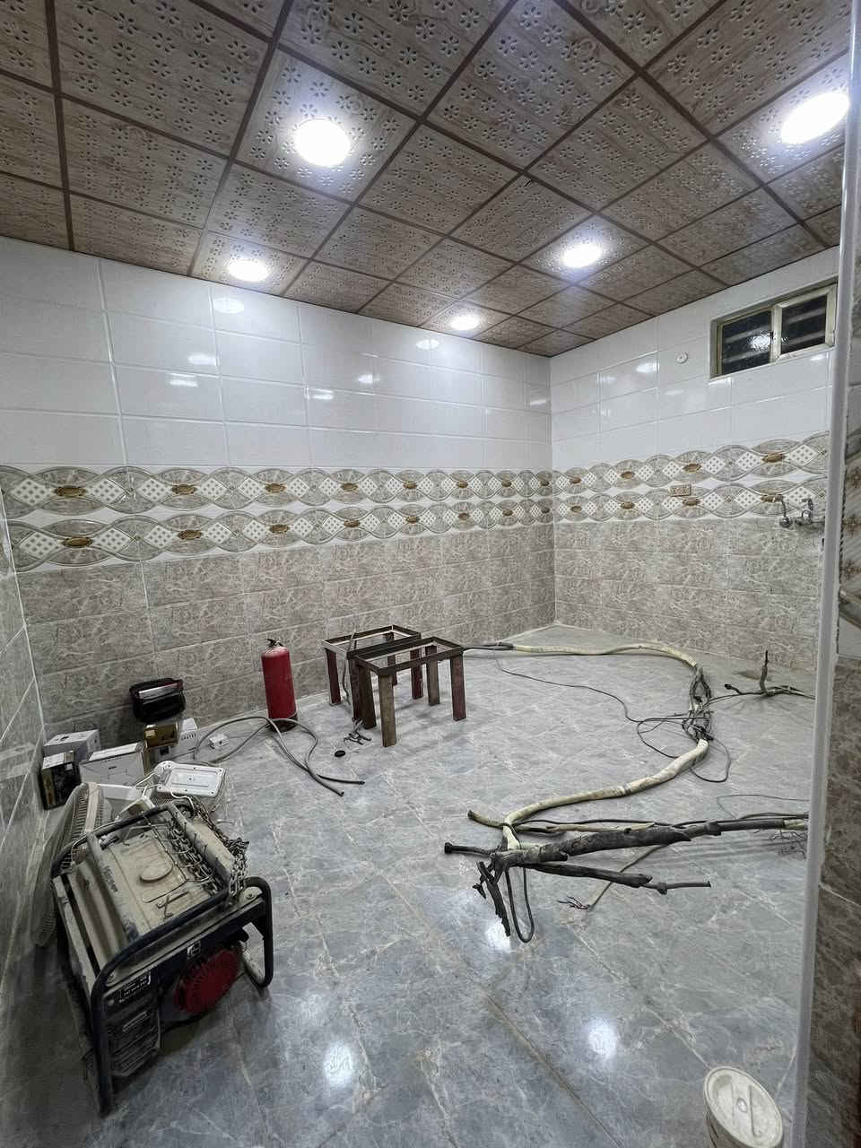 بيت طابق ثالث للرهن او الايجار يصلح عيادات طبيه او مجمع طبي موقع قرب كرار الطويل يحتوي على 4 غرف ومجمع صحيات ومكشوفات  البيت جدا نضيف كما موضح بالصور 
للتواصل 
***********
