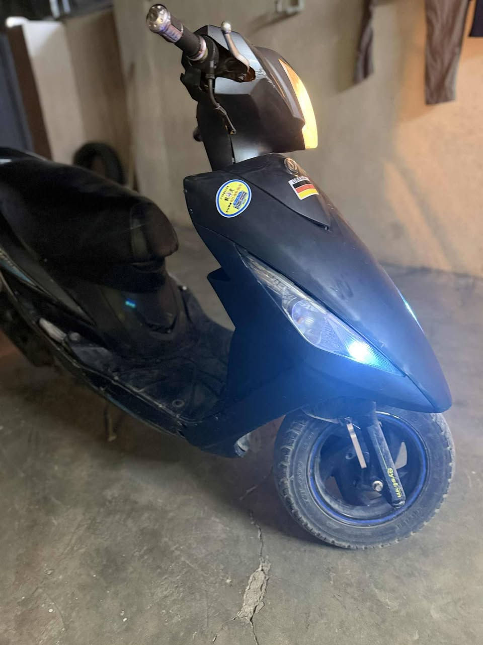 دراجە سیام محرک بشرت بس کور مفتوح دراجە کهرباهیات کلهە یشتغل نکرە سلف ای نقس مابیها  شلعەو معدل فوول تایرات جلاتین  رقم:***********  و سعر 420 الف و بیهە مجال .
