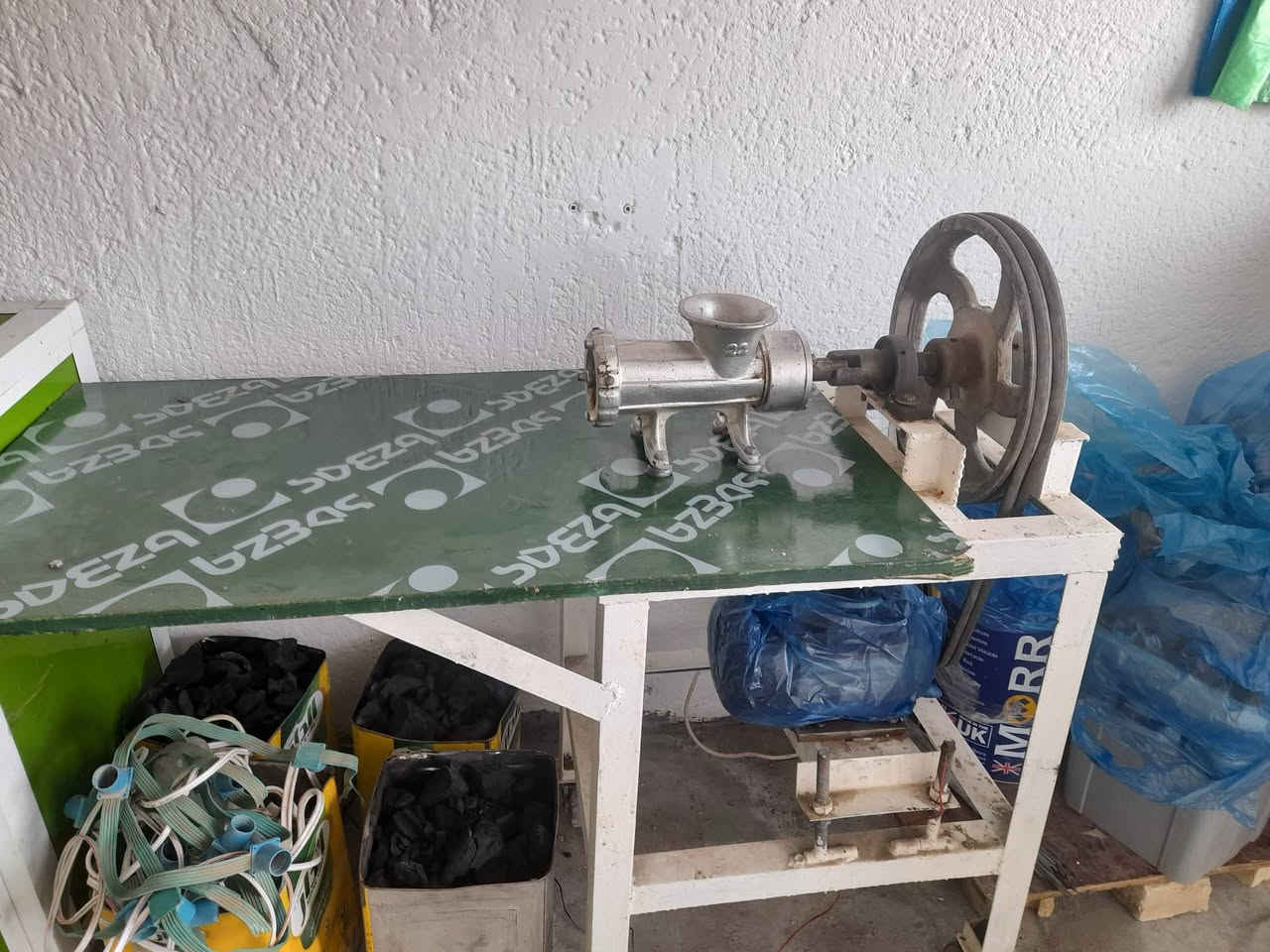 اغراض مطعم للبيع  ***********
