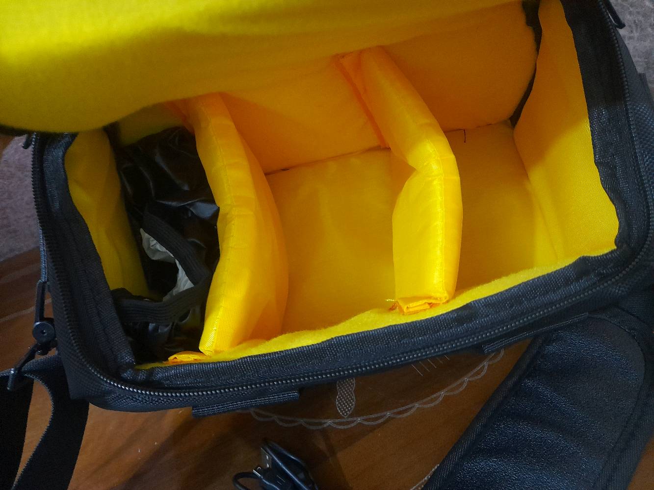 كاميرا نيكون Nikon 5100D 
شتر قليللل جدا يعني استخدام قليل بشكل مقارب للجديد نظافة 99% اذا مو 100% اصلاً 

- دقة 16.2 ميغابكسل.
- مستشعر CMOS بحجم APS-C (DX).
- تصوير فيديو Full HD 1080p.
- شاشة متحركة قياس 3 إنج.
- نظام تركيز تلقائي بـ 11 نقطة.
- تصوير متتابع بسرعة 4 صور بالثانية.
- حساسية ISO من 100 إلى 6400 (قابلة للتوسيع إلى 25600).
- تدعم التصوير بصيغتي JPEG و RAW.
- فلاش داخلي مدمج.
- مدخل مايكروفون خارجي.
- تدعم بطاقات SD / SDHC / SDXC.
-  وياها العدسة الأصلية 18-55 .
وياهه كل الملحقات الجنطة والحزام والبطارية والشحن الاصليات مال شركة نفسهه وحته عقد شراء من الشركة نفسها عندي 
سعرهه 525 وبيها مجال للجاد متواجد واتساب فقط *********** لحك عليها قبل الزيارة الاربعينية

الكاميرا مناسبة للتصوير الفوتوغرافي وتصوير الفيديو . الكاميرا جوكر حرفياً تفيد المحترف تفيد المبدئ وتشتغل وياك فيديو وصور بدقة خرافية.