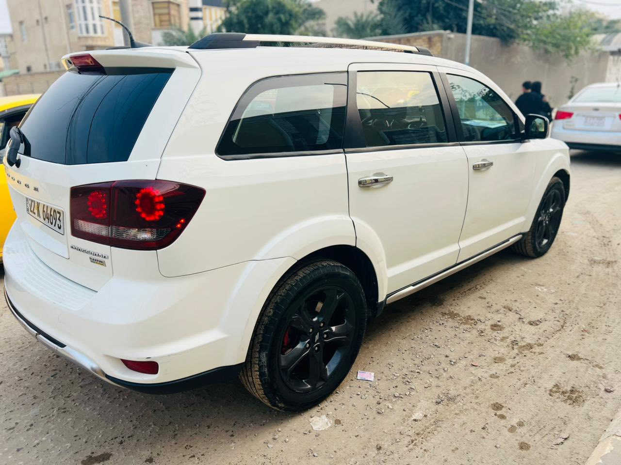 السلام عليكم جورني موديل 19 كروس رود 
رقم اربيل حرة مداور محرك 6 سلندر ومسجل 6 بالسنوية اصل فول مواصفات 
تبريد 3 قطع 
شاشة وكاميرا 
كشنات جلد 
حدادية جاهزة 
سيارة مكملة على اخر حبايه
حادث فقط صبغ بالجاملغات الامامية بدون اي قطعة تبديل بدون دواخل 
صورة الحادث مرفق بالمنشور 
السعر ب150$ وبيهه مجال للشراي 
مكان السيارة الناصرية المركز الاتصال ***********
